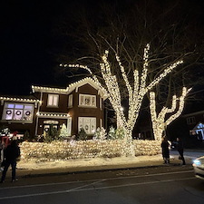 Installation-des-lumires-de-Nol-La-maison-de-Nol-Canadian-Tire-Montral 7